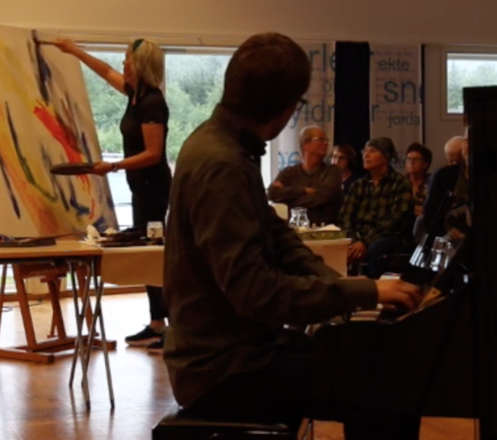 Skjermbilde 2024-09-12 kl. 18.59.39 - Klangrom og klang bilde 2022 . Komponist og musiker, Torbjørn Heide Arnesen arbeider mye med improvisasjoner og er opptatt av klassisk indisk både som beundrer av musikken og tidligere elev av Pandit Sanju Sahai Ji.
Billedkunstner og performanskunstner, Kari Nordheim arbeider med det abstrakte ekspresjonistiske uttrykket i store maleri.