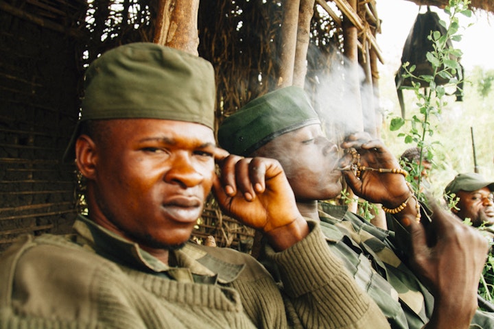 FARDC soldiers smoking. Tongo.