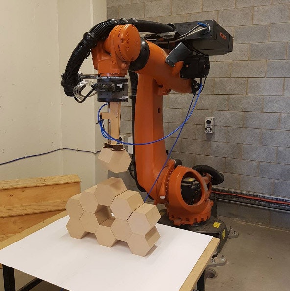 picknplace1 - Performing automated pick and place with parametric software.