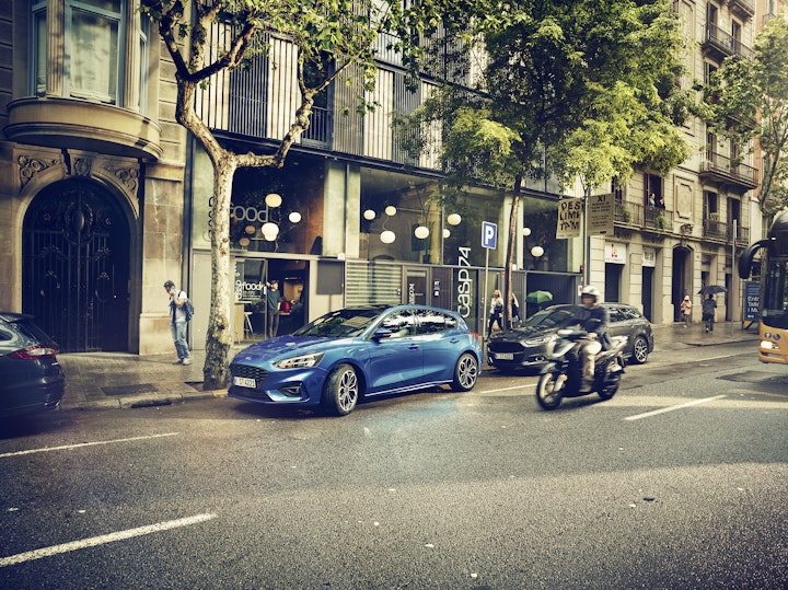 Focus_5door_STLine_dynamic_blau_RGB_72dpi.j  pg -