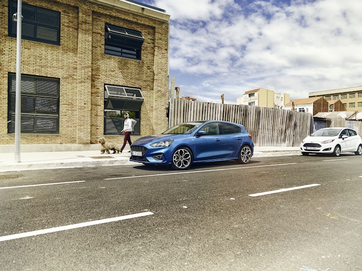 Focus_5door_STLine_Hund_dynamic_blau_RGB_72dpi -