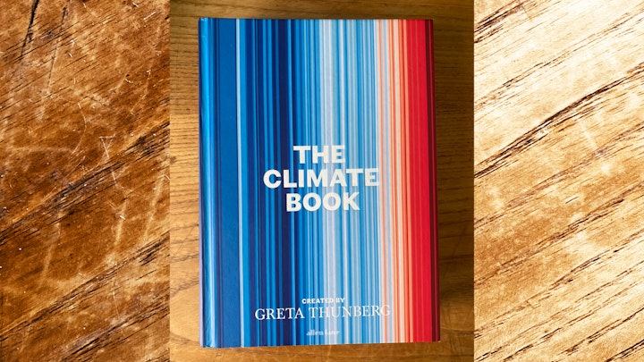 In The Climate Book, Greta Thunberg has gathered the wisdom of over one hundred experts - geophysicists, oceanographers and meteorologists; engineers, economists and mathematicians; historians, philosophers and indigenous leaders - to equip us all with the knowledge we need to combat climate disaster.