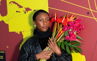 Portrait d'Estelle Pom, designer graphique, devant son installation au Palais de Tokyo - 2025