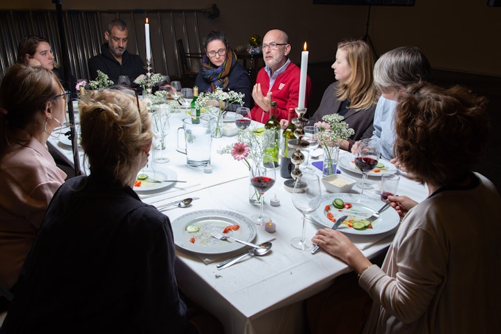 First Performance-dinner “Stripservice. Book on porcelain.” in the “Beautiful Distress House”.